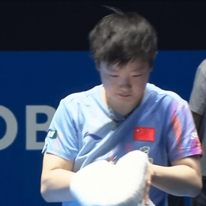 孙颖莎vs陈熠洗头中 