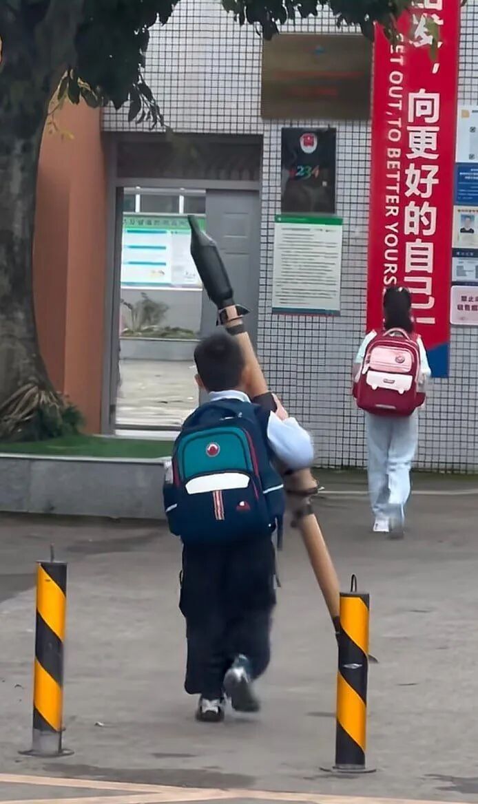 炸学校的小朋友装备越来越猛 