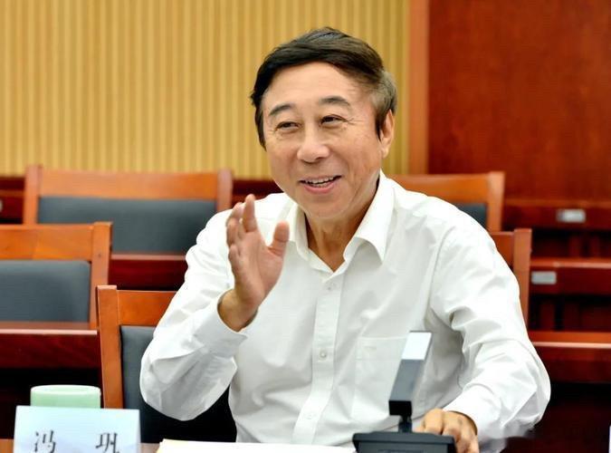 中戏期末汇演偶遇冯巩冯巩演我看到烂剧褪去舞台上的表演感，台下观摩学生剧目，冯巩自
