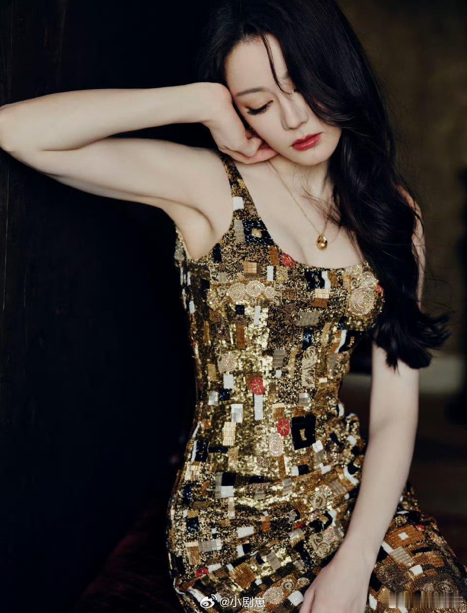 迪丽热巴长在金靖审美点上了迪丽热巴可太戳金靖了！金靖见了她眼睛就挪不开，还说拍得