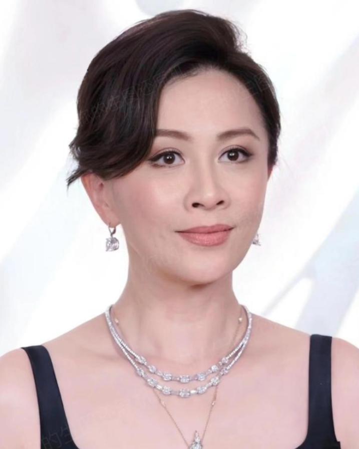 1990年，刘嘉玲被绑架失踪3小时后，失魂落魄地回来说：只抢了一千现金和手表。第