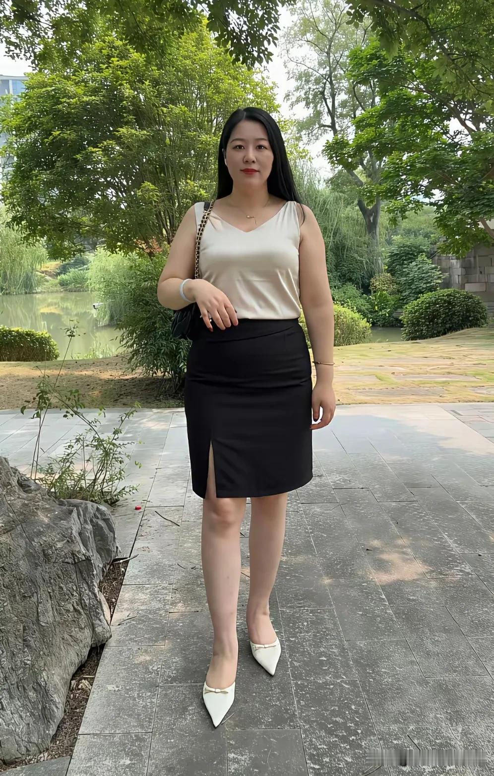 素袂凝光，黑发垂扬。
眉含清润，唇点丹芳。
身闲庭畔，影映池塘。
神姿温婉，落落