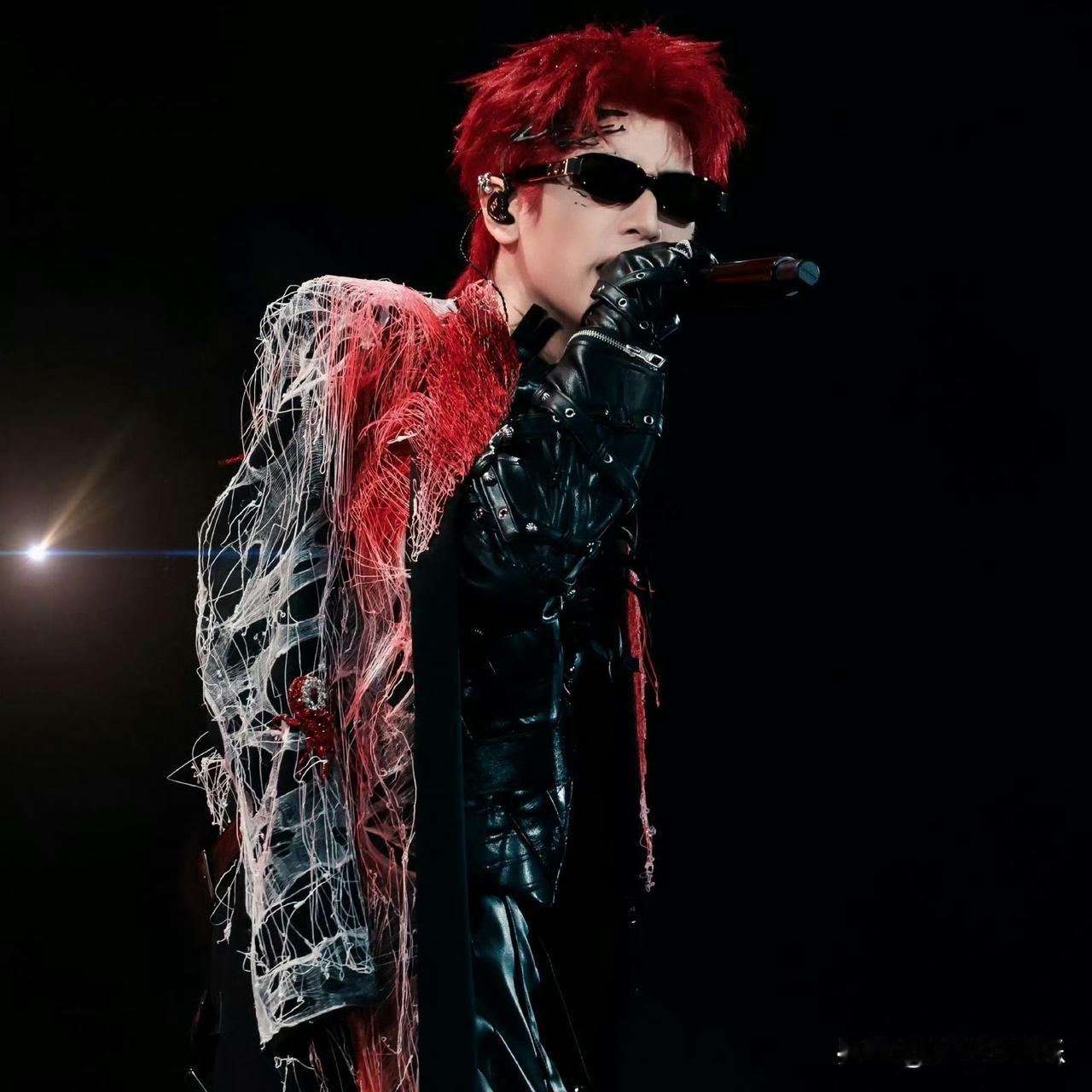 5月2日广州“加冠礼”演唱会收官后，严浩翔演唱会状态话题迅速冲至热搜榜首。此前他