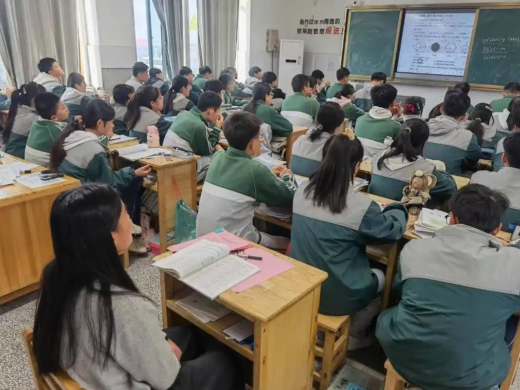 当AI时代降临，文科和理科，到底哪个更有优势？
 
这个问题2026年3月被周鸿