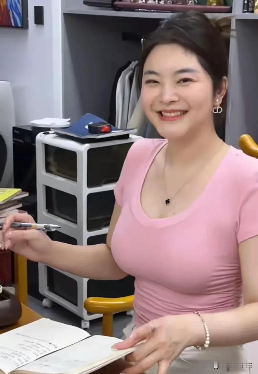 劳斯莱斯女车主完蛋了，大概率要坐牢，还有渣土车司机，他也逃不掉。

如果说女车主