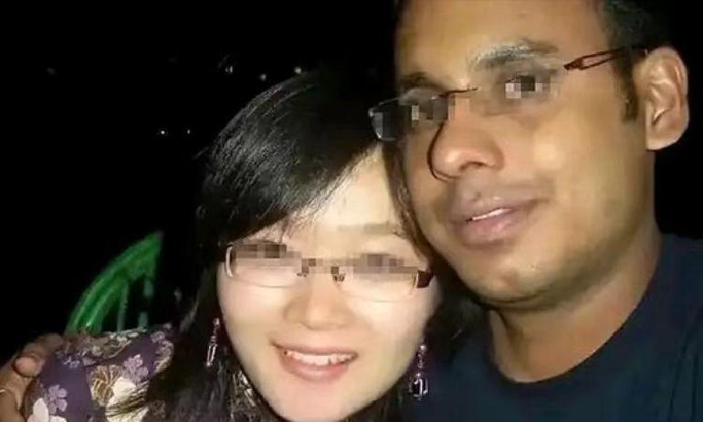 就在刚刚
 
多家媒体突然报道了这起跨国汇款的案例，涉及一名在印度孟买摆摊多年的