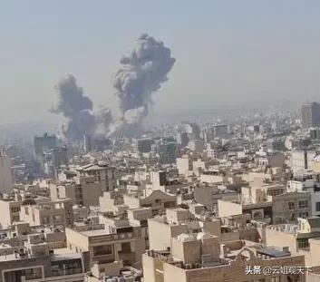  
 
同一片夜空，两种人间
 
当中国的元宵节点亮夜空，烟花在头顶炸开，满城皆