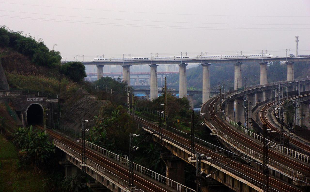 2015年2月在磨心坡拍摄的图，这一片是重庆铁路枢纽的北大门，襄渝线、沪蓉线、渭