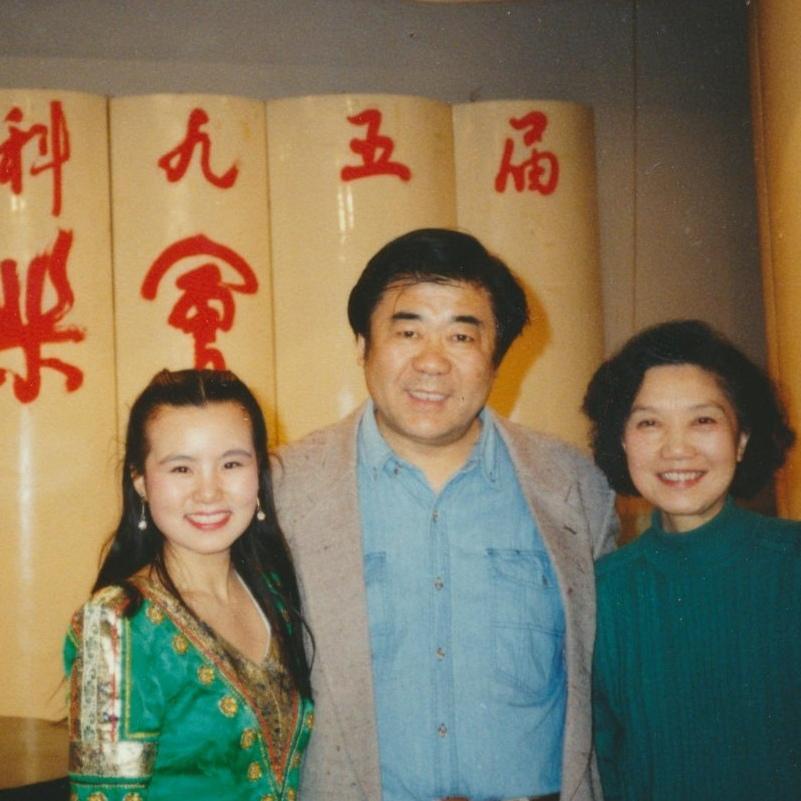 1995年，金铁霖、龚琳娜、邹文琴，一张罕见的留影，九十年代是中国民族声乐蓬勃发