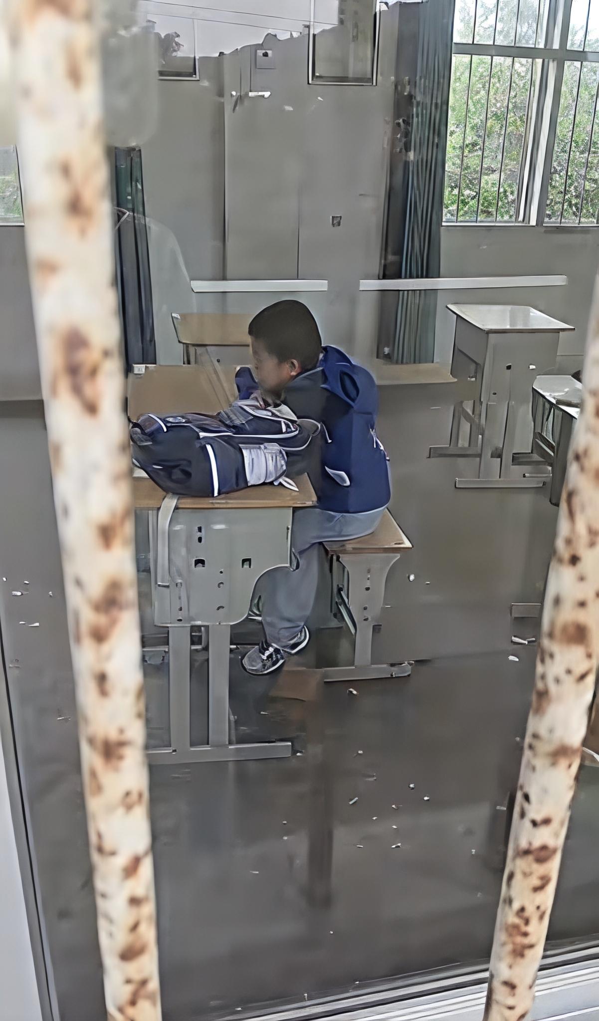 校长笑着说，“这个孩子现在就是我们全年级唯一的希望。”
孩子：”校长，我能轻松拿