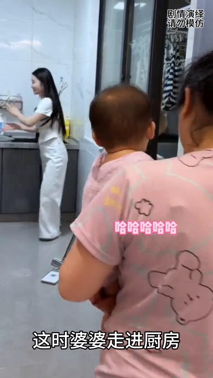 儿媳妇看到婆婆抱小孩过来，下一秒她的做法太搞笑了。
儿媳妇坐在餐桌悠闲的吃东西，