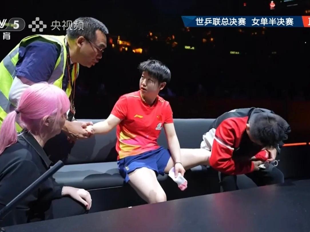 这事儿恐怕没那么简单。
​莎莎退赛，绝不只是脚疼。下午看她走路都一瘸一拐的了，上