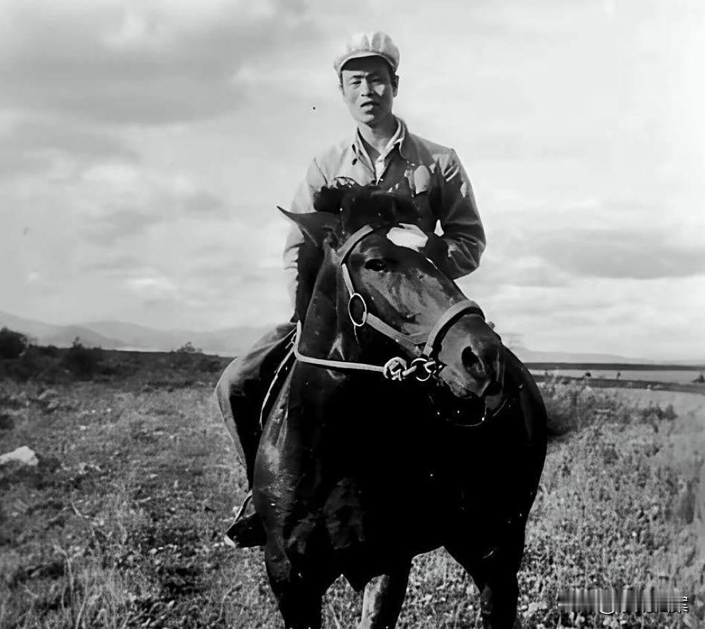 1949年，老红军黄明生回到家乡，十几年的仗打完了，他本以为能风光回乡，结果推开
