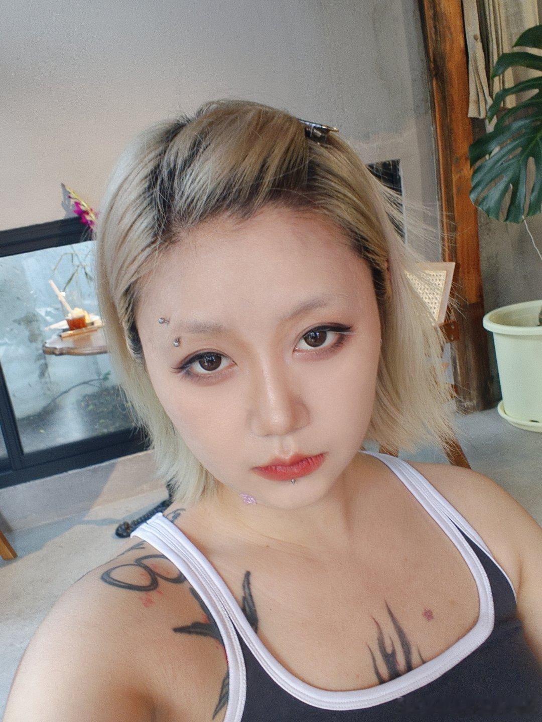 翻去年的照片感觉有种微妙的讨好感 今年就整个很mean很恶女的感觉然后rena说