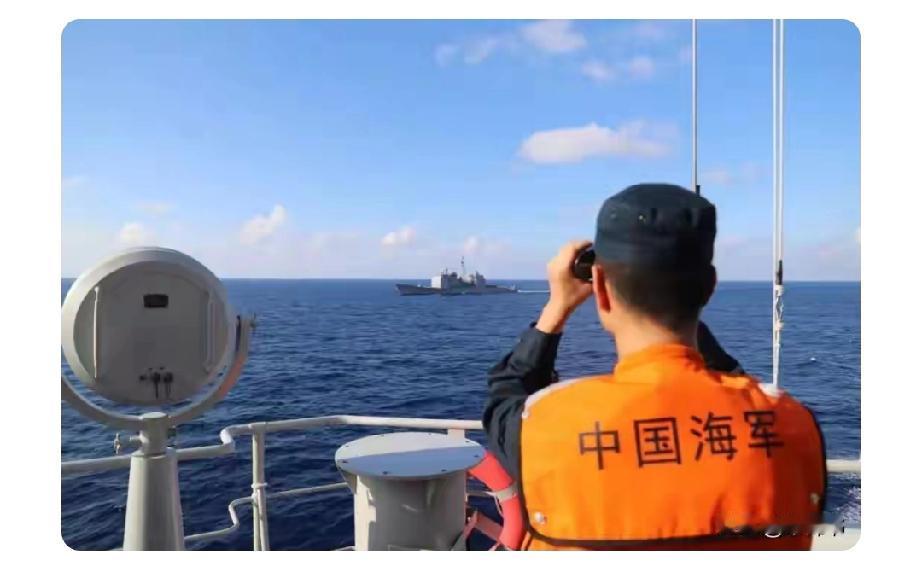 面对美菲在南海的挑衅，咱得软硬兼施。
从硬实力上，解放军可以加强在南海的军事存在