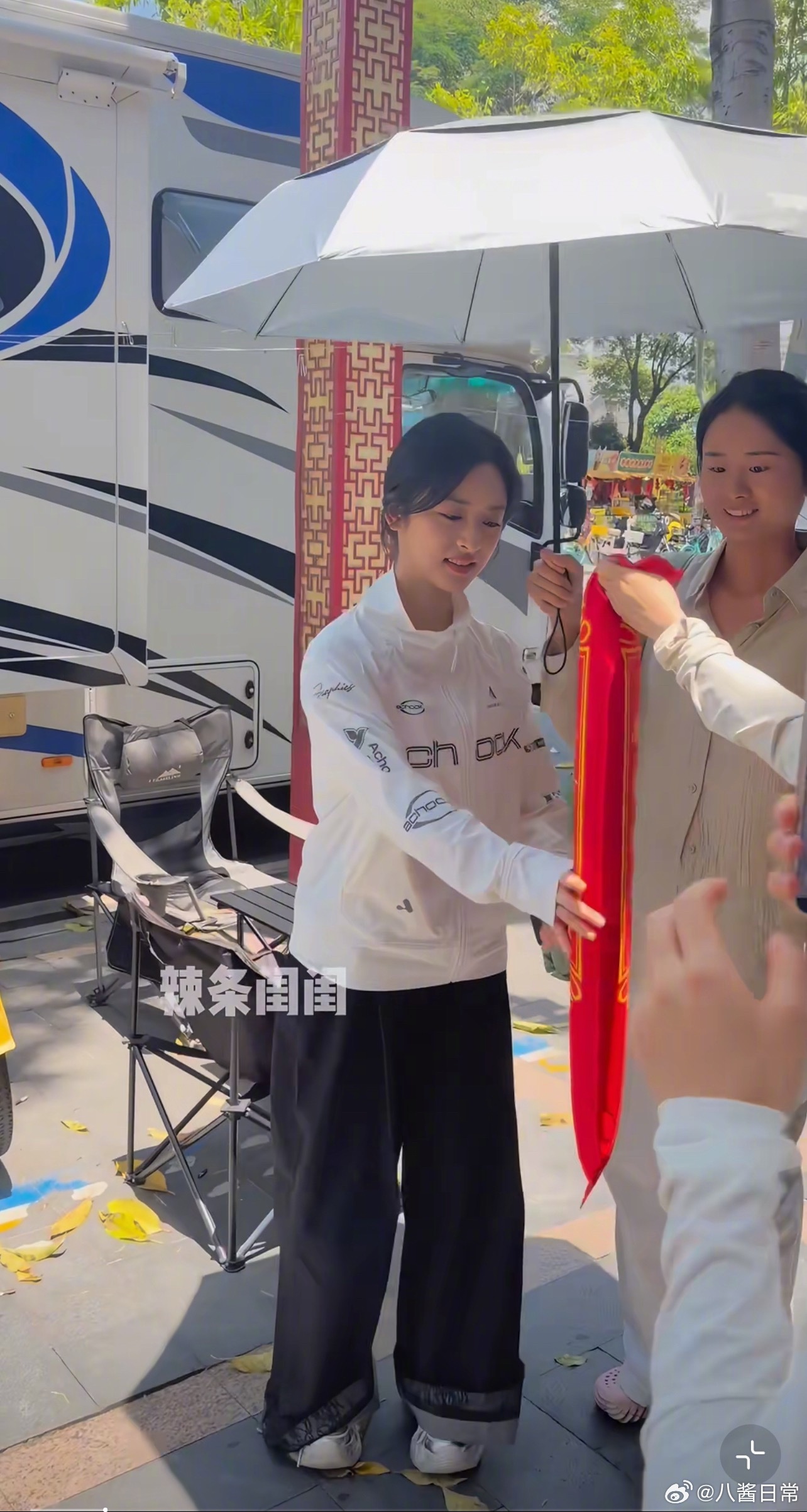 粉丝给沈月送了“只是沈月奖”锦旗粉丝给沈月送只是沈月奖
