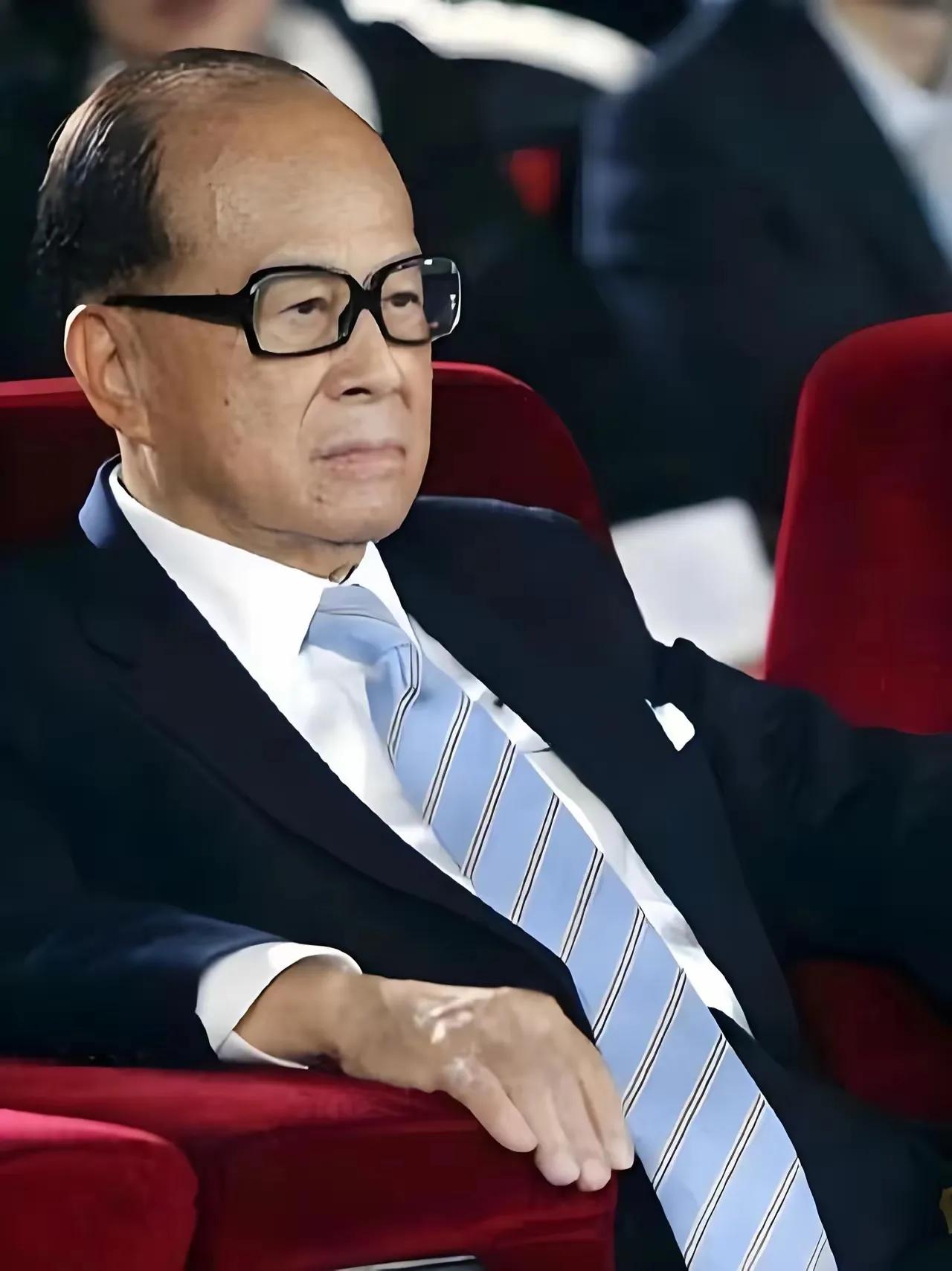 “沉默145天后，李嘉诚终于低头”，7月28日清晨，长和的一纸公告在港交所刷屏—