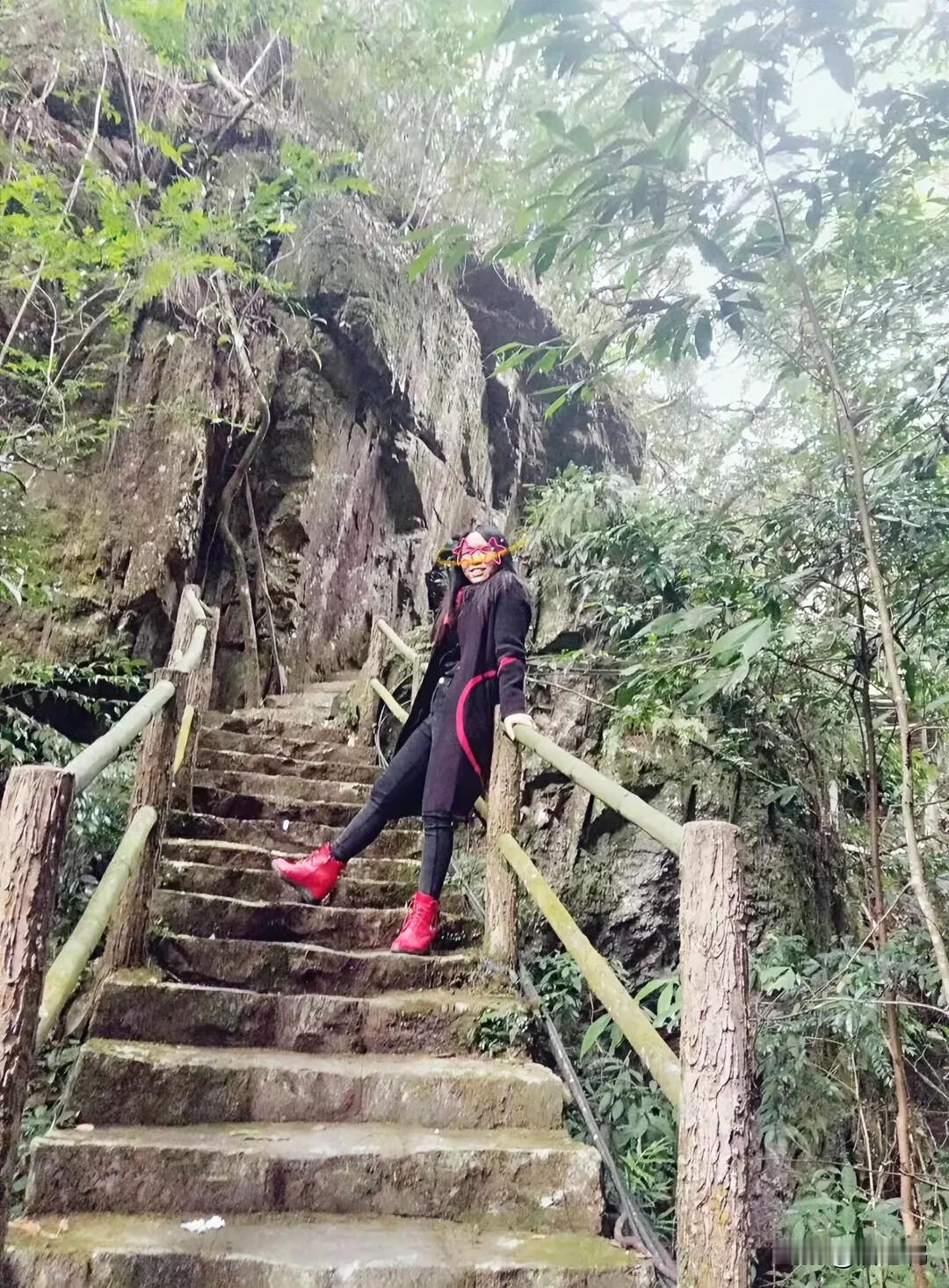 我是先育后结婚，因为这样婆家人就啥也不给我了，他们家觉得我孩子都生了，就全省了，