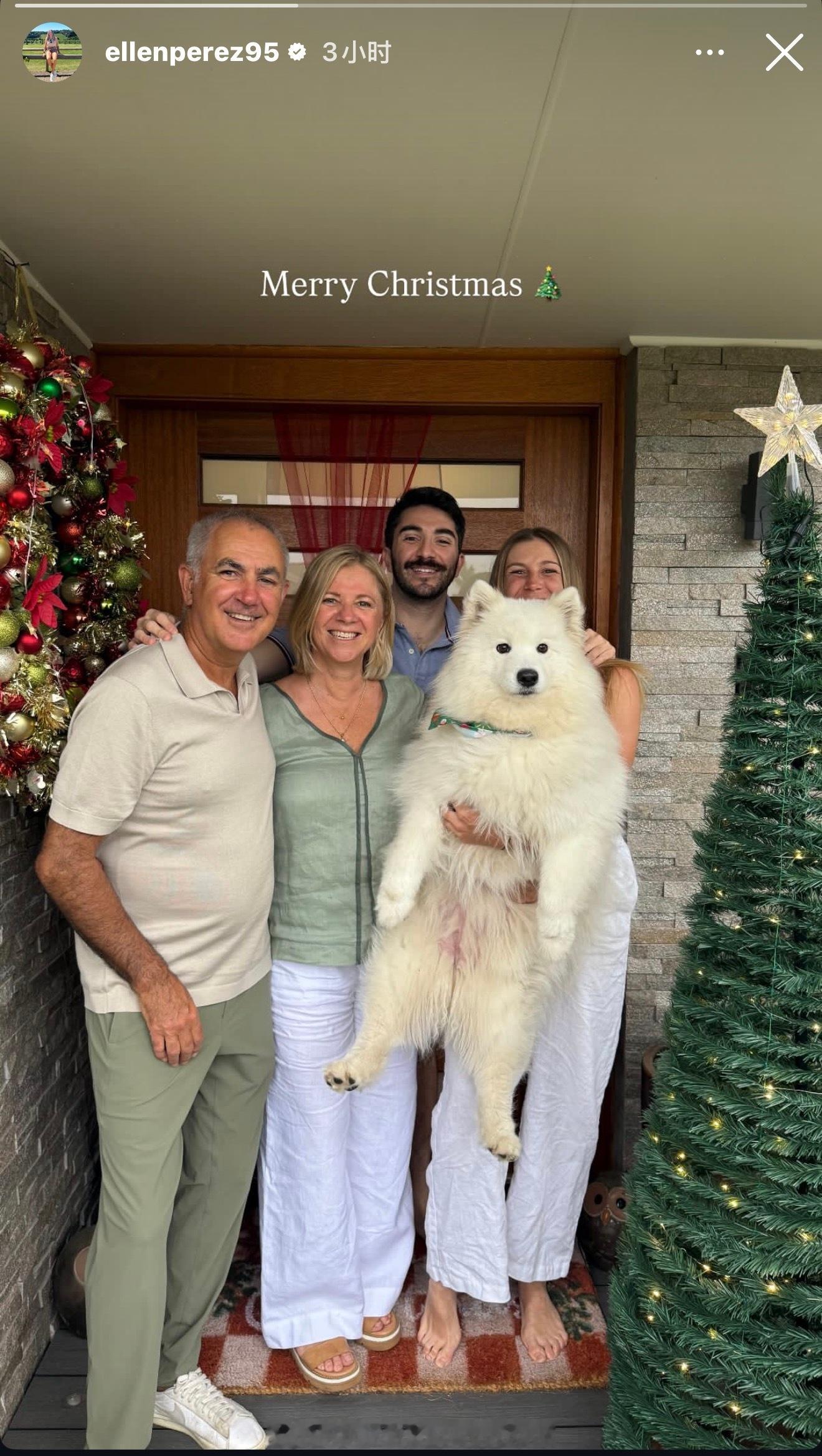 佩雷兹和家人过圣诞。 