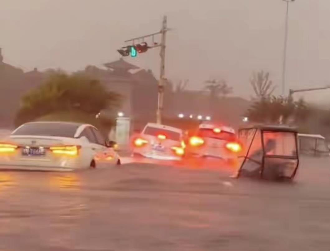 【河南永城突降暴雨，多辆车被淹】5月25号傍晚，河南永城下了一场狠雨。
据腾讯新
