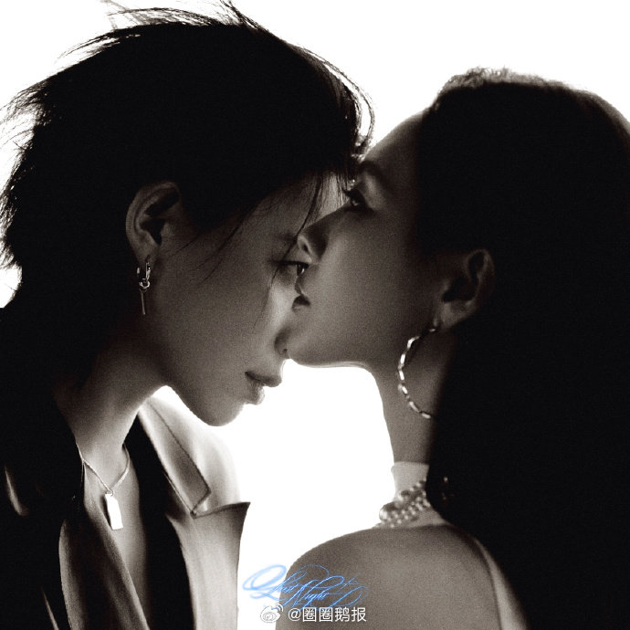 李斯丹妮王霏霏这组黑白大片绝了！对视那刻像时间静止，默契感溢出屏幕，市场需要你们