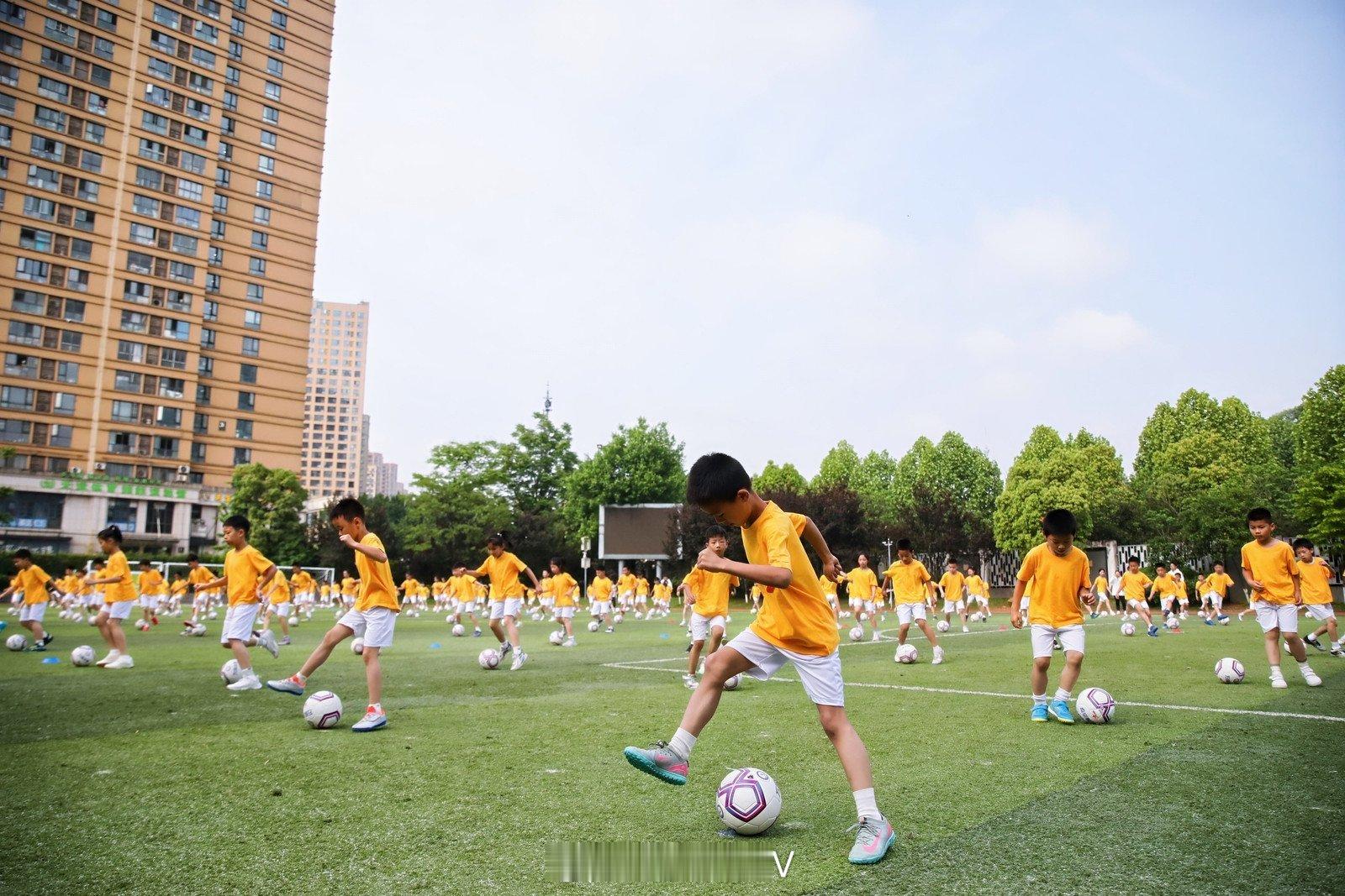 我小时候体育课不这样 作为一名家长，我一直的一个观点都是一定要让孩子们去户外。强