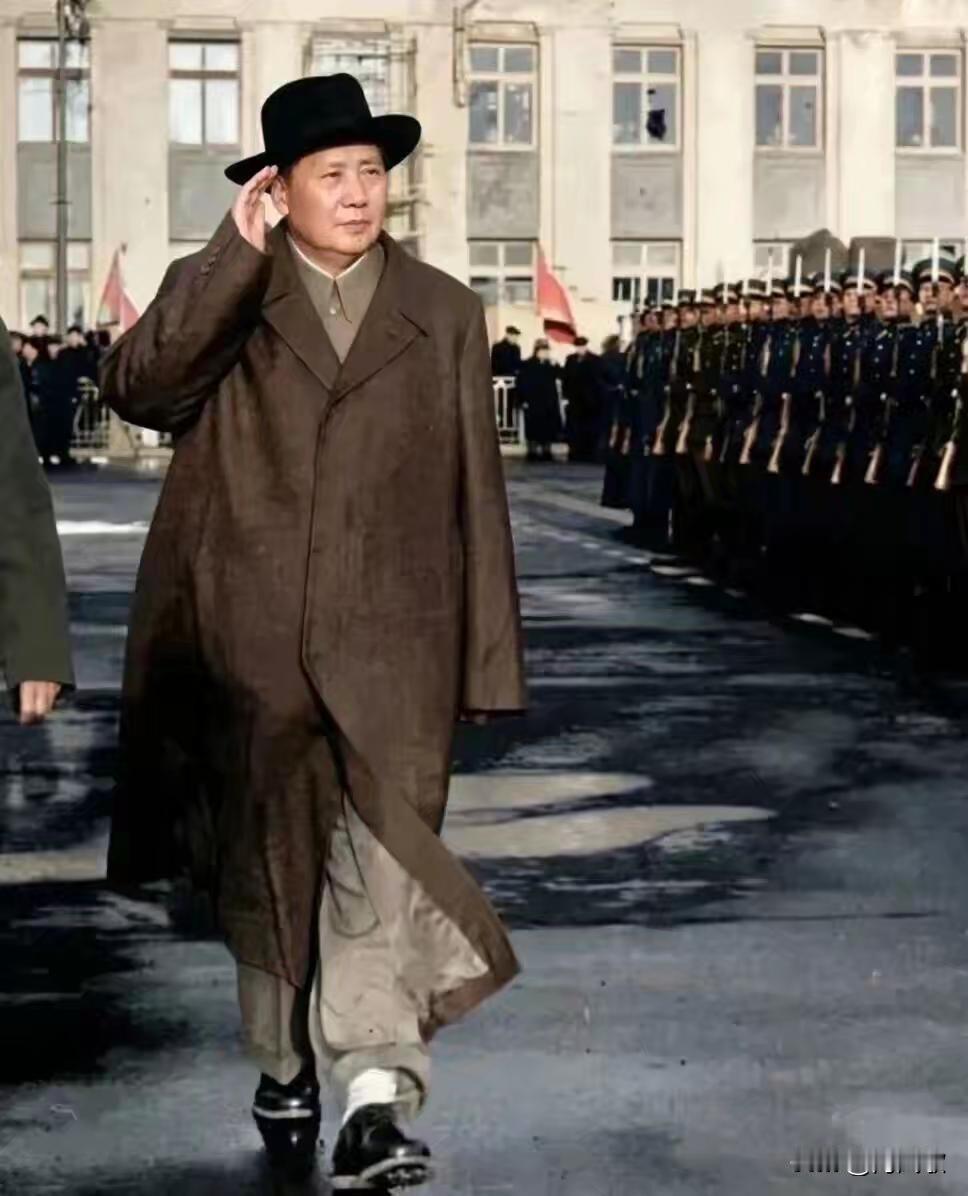 历史时光
1957年11月2日下午，苏联莫斯科伏努科夫机场， 毛泽东主席在赫鲁晓