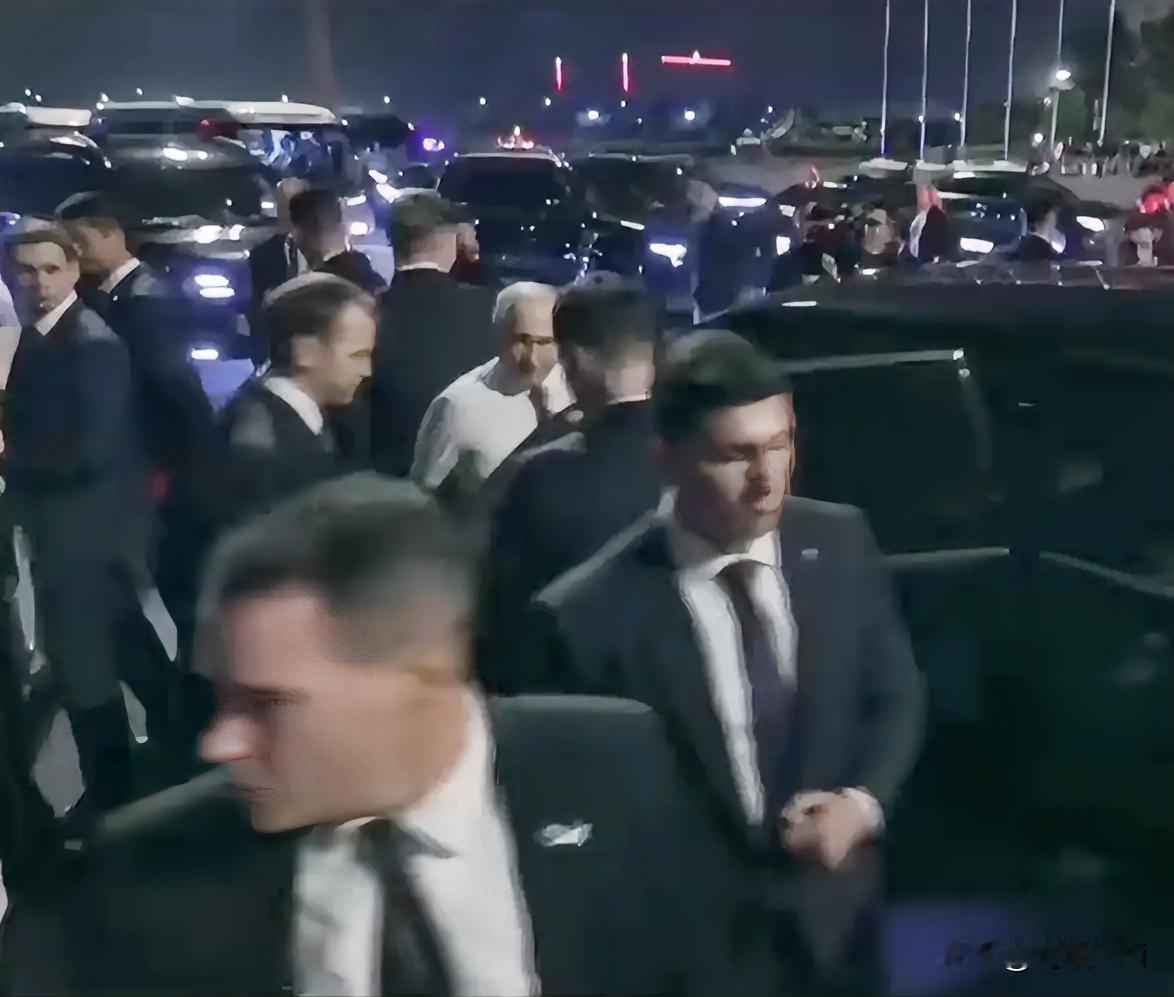 普京脱下外套可不只是热了这么简单。这次普京在下了飞机上车前脱下外套，很多人都说只