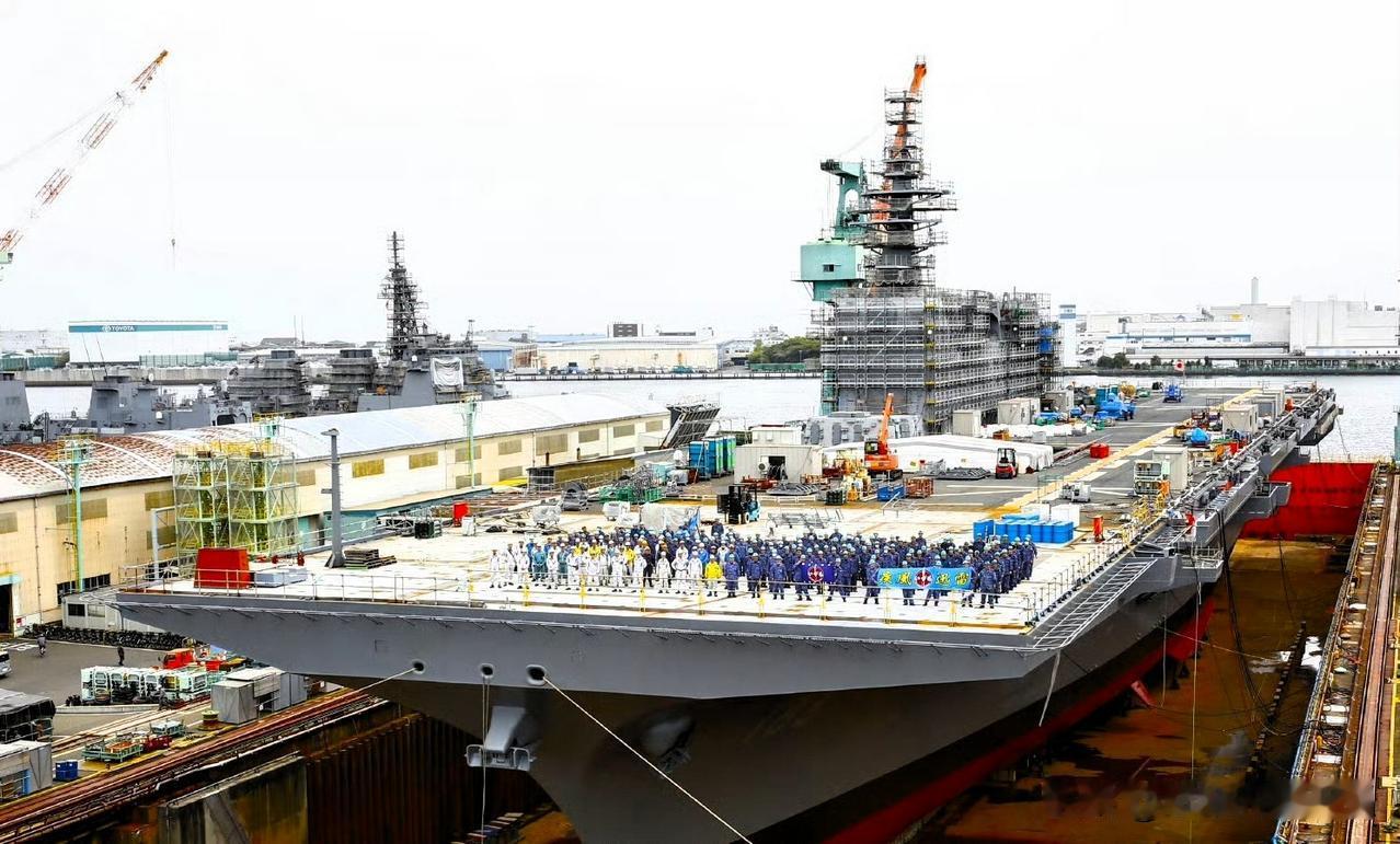 小日子出云号准航母改装工程接近尾声，参与工作的人员上舰合影留念。

作为第二艘经
