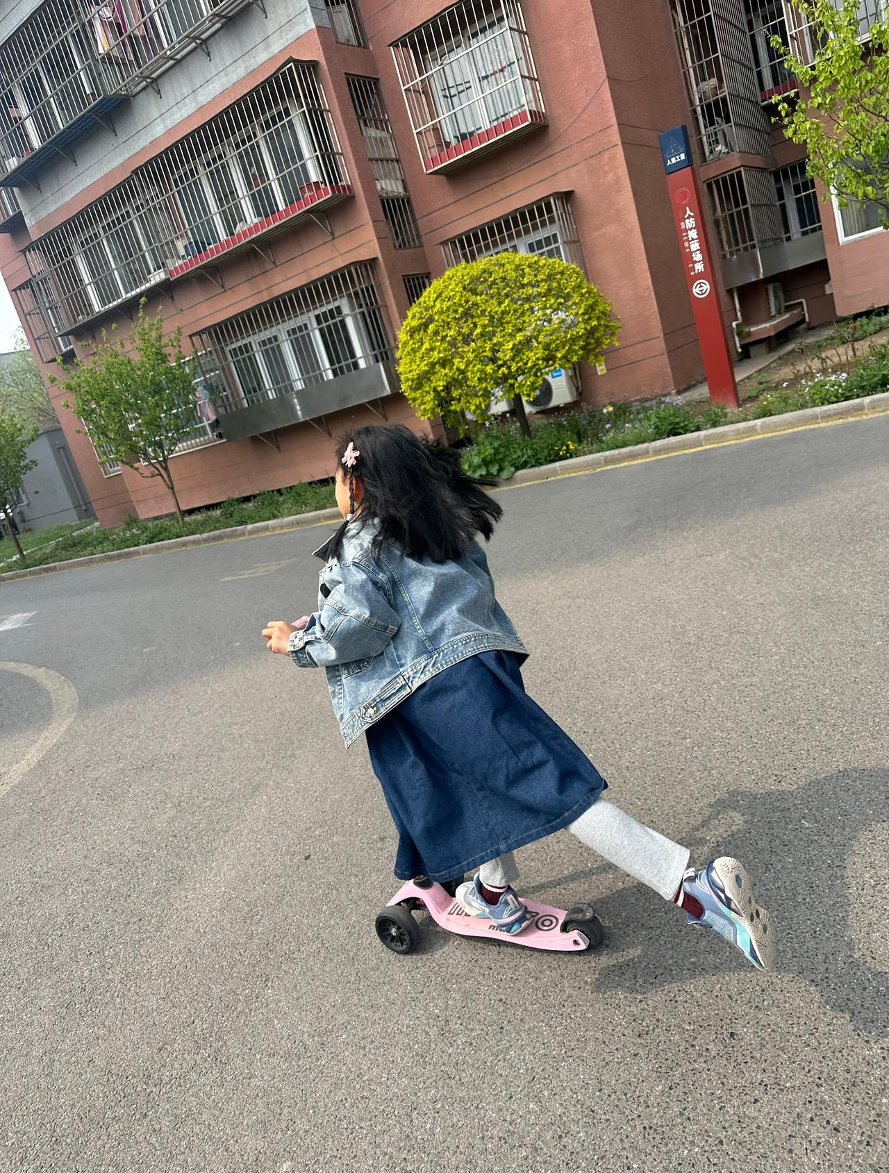 今日份夸夸自己的牛仔系懒人穿搭💙
今日穿搭由小闺蜜代班
自己搭配的白色T恤+牛