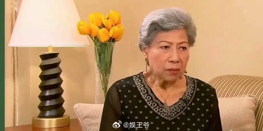 罗兰至今未婚未孕 91岁演员罗兰回应被TVB除名罗兰拄拐出席活动