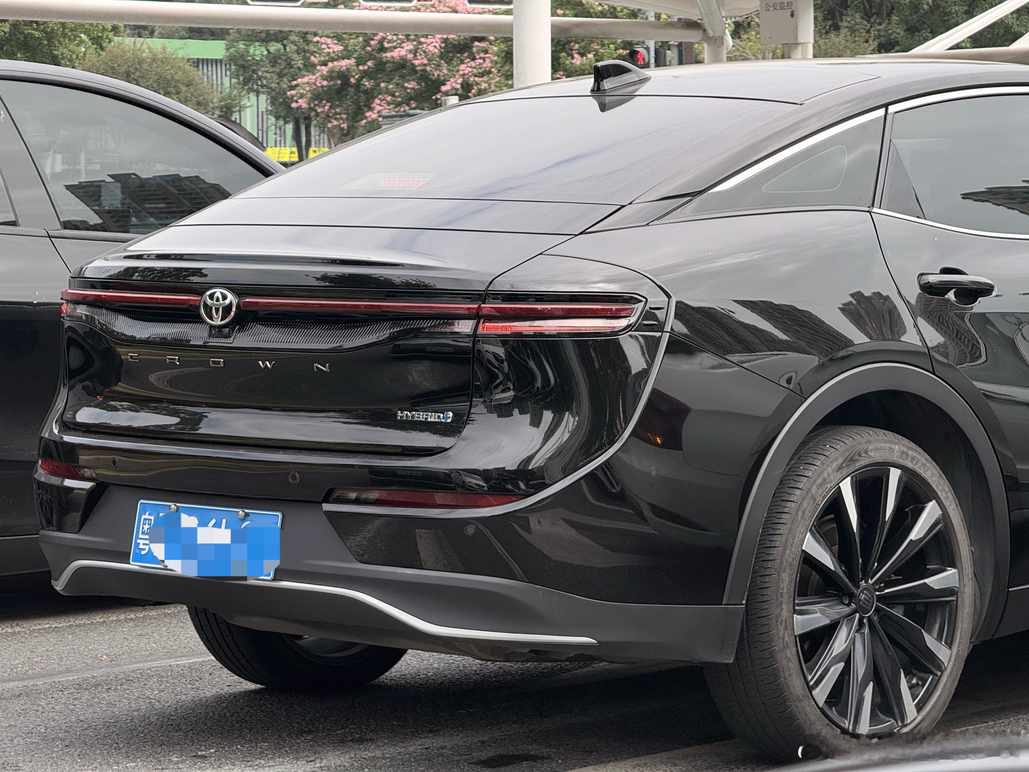 要不是我认识「CROWN」这个单词我还没反应过来这是一台丰田皇冠[笑cry]可能