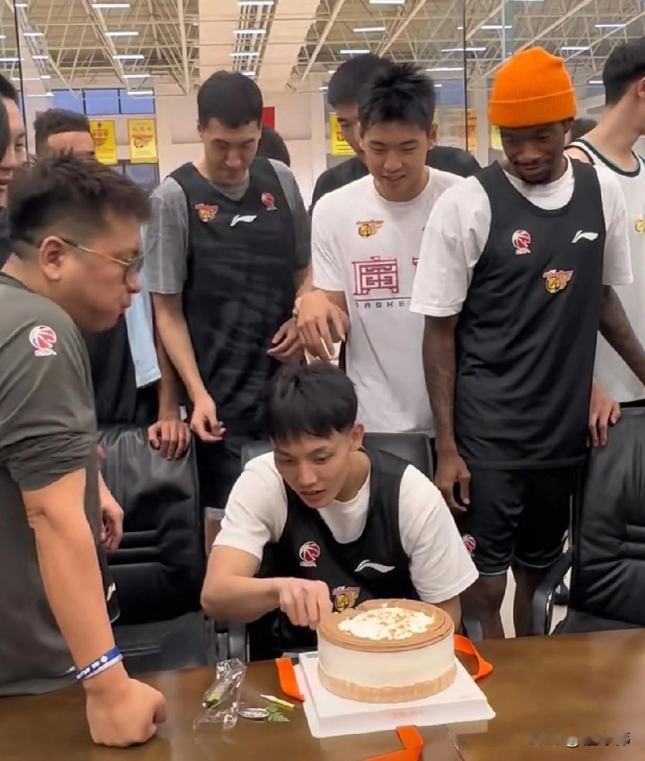 生日快乐！萨姆纳祝福徐杰：

“祝徐杰生日快乐。”

“我们球队的氛围真的非常好