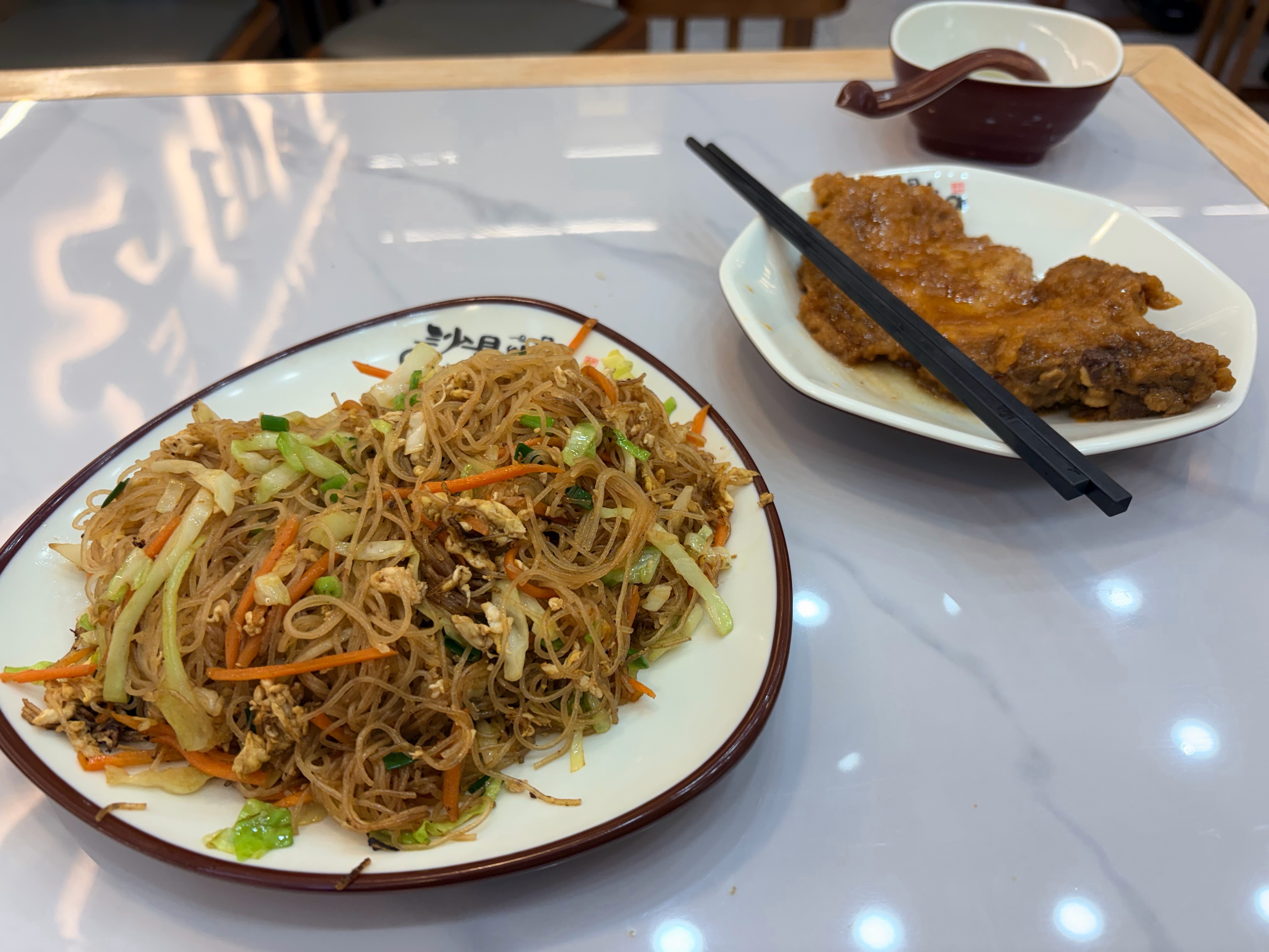 下午忙完出来找口吃的，有点饿。路过一家沙县小吃，心想挺久没吃了，以前那种便宜、顶