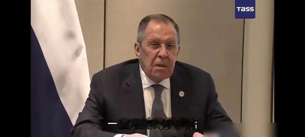 拉夫罗夫气疯了，讲话多次被印度记者打断。

这可是金砖国家外长会的全球直播发布会
