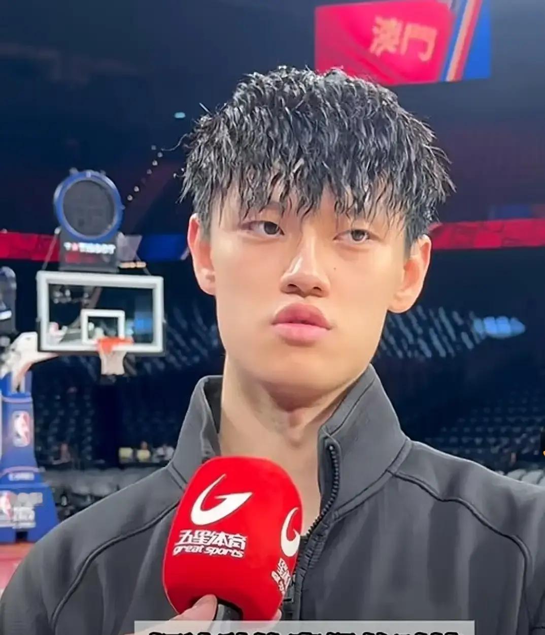 要一千万，现在可能一分都拿不到。
 
北京队的工资帽已经爆了。刚签下外援埃文斯，