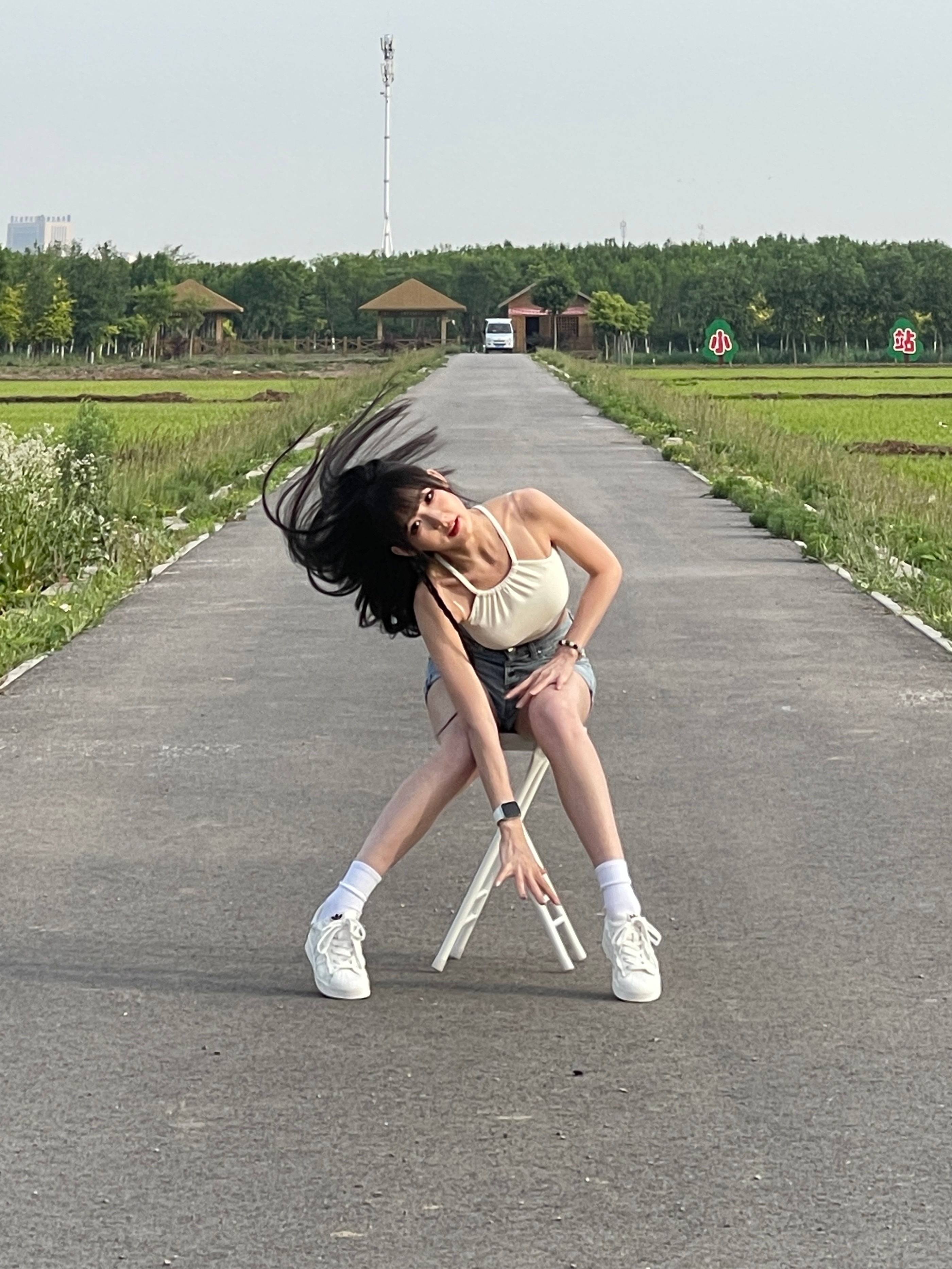 原本计划在上海拍掉的，没来得及！把椅子塞行李箱带回了天津哈哈哈哈哈哈哈越晒越黑了