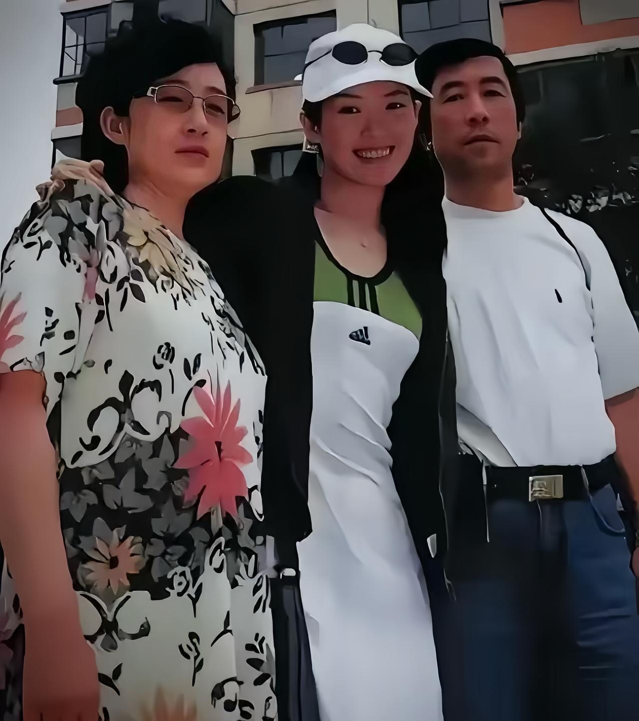 章子怡与父母早期合影，夫妻俩培养出了一位三金大满贯影后的好女儿。

1998年，