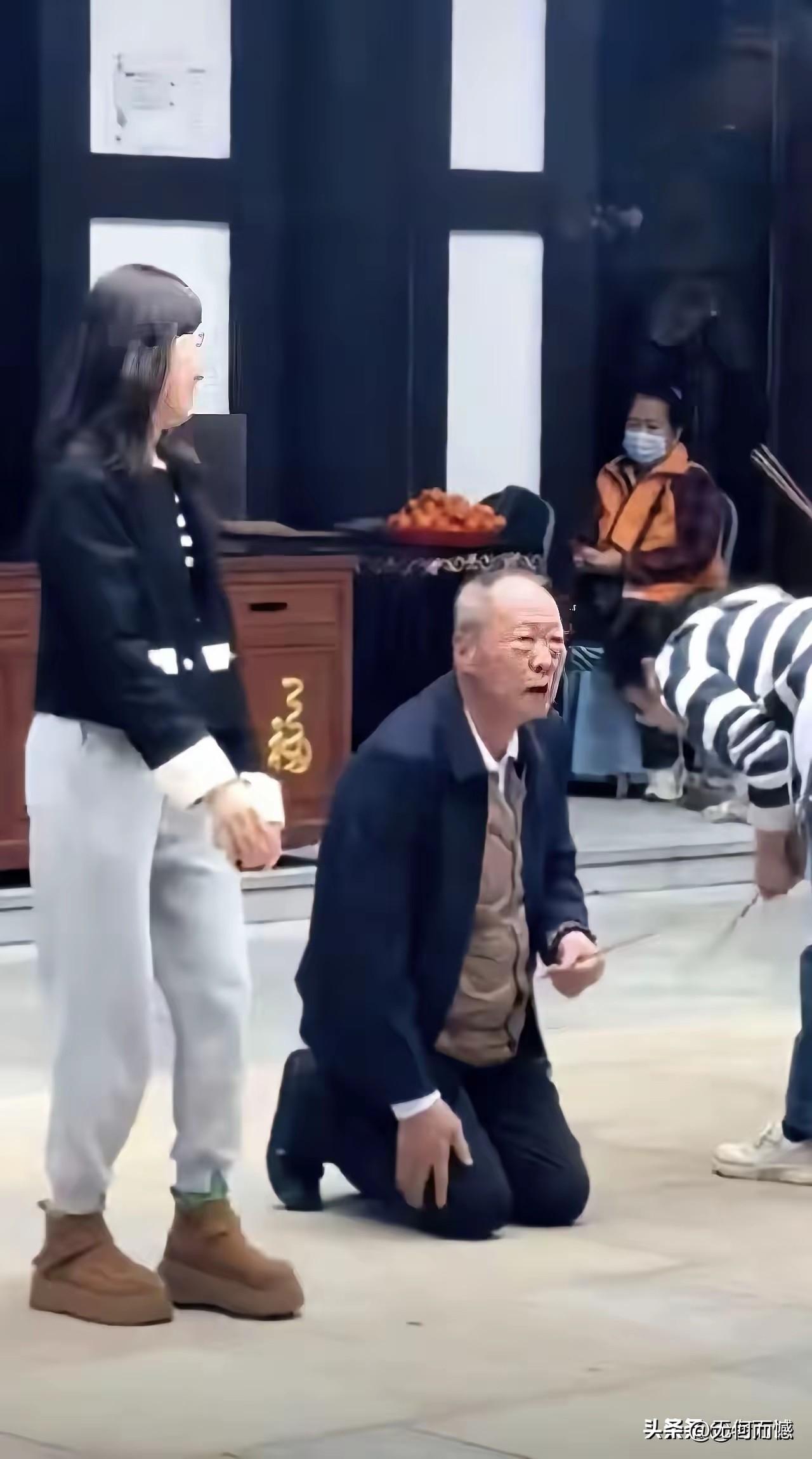 这么大岁数一个老人，直挺挺的跪在地上，膝盖都没垫个垫子，一般人是受不了的，因为老