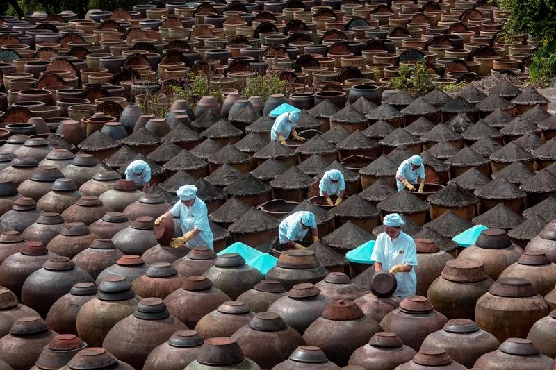 白酒，作为中国传统文化的重要组成部分，始终携带着一种深刻的社会属性。这种属性不仅