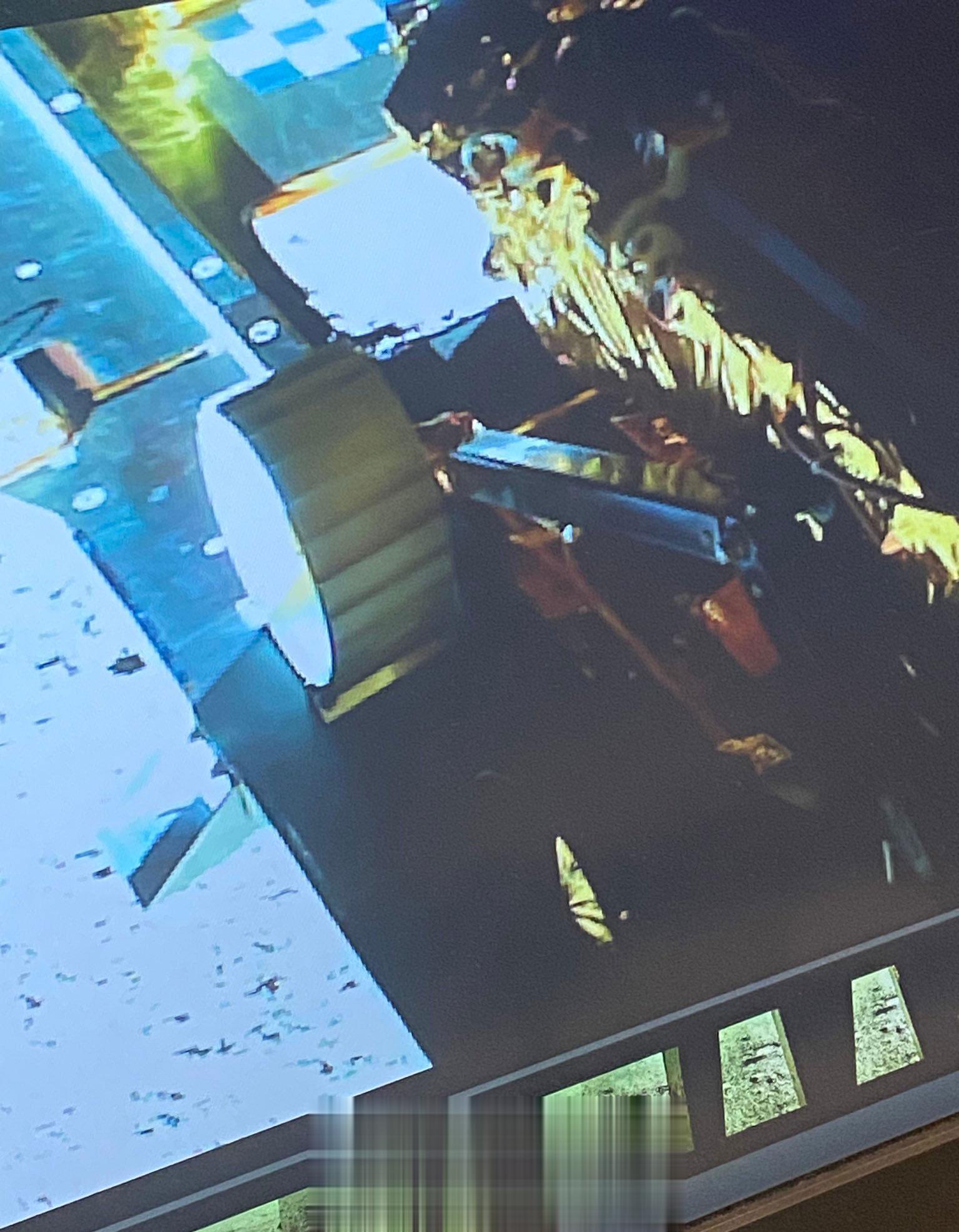 印度月船三号着陆器搭载的智慧号月球车，画面由着陆器相机拍摄。智慧号月球车重约26