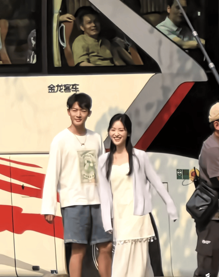 真的别找事了。全景、男女同框、路人拍摄，完全没什么可说的了，沈月随便走两步体态美