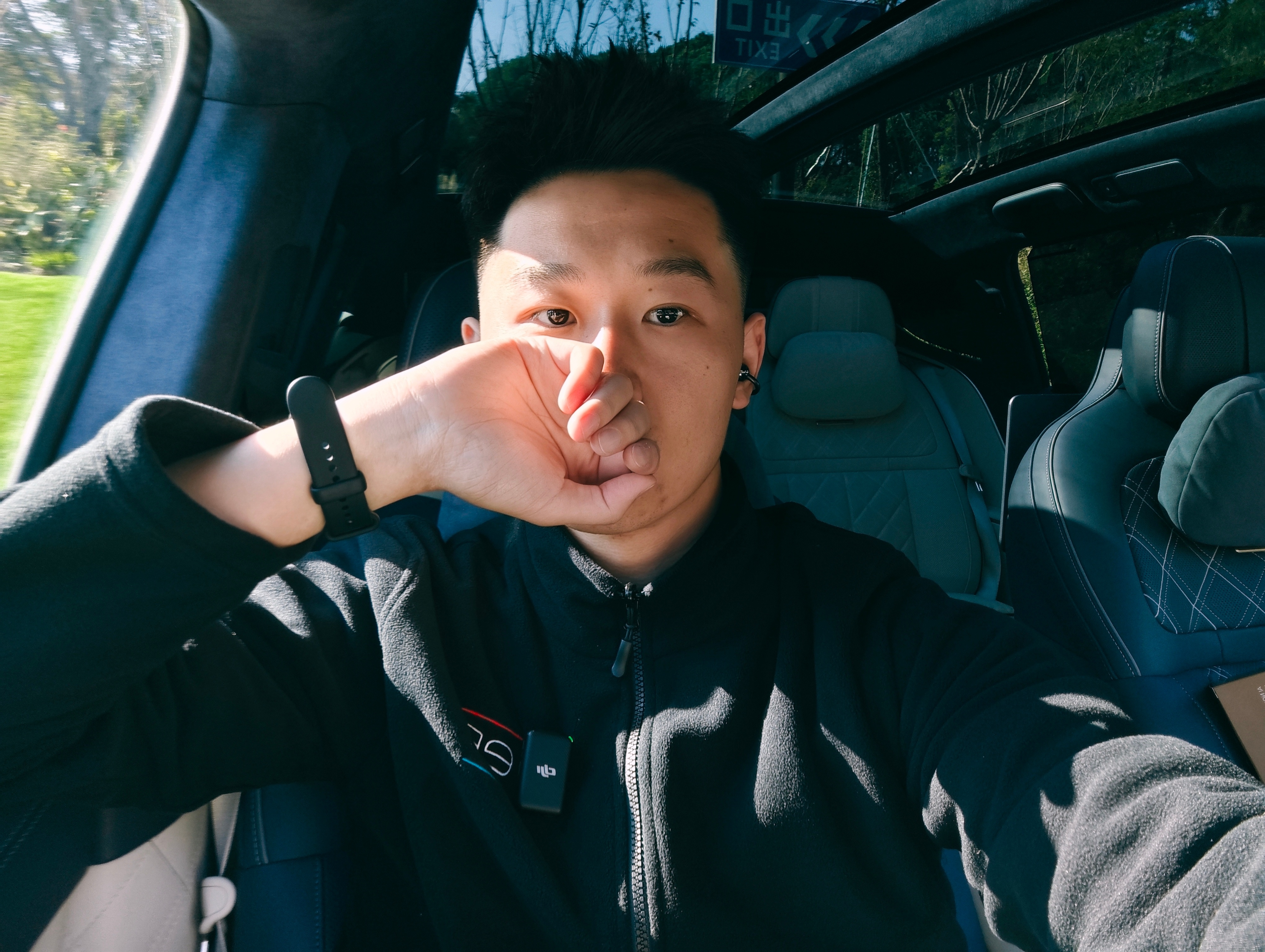 为啥捂着脸，因为满脸痘