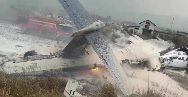 1987年，一非洲农民在打高尔夫球时，看到上空有五架战斗机撞毁，他正庆幸自己逃过