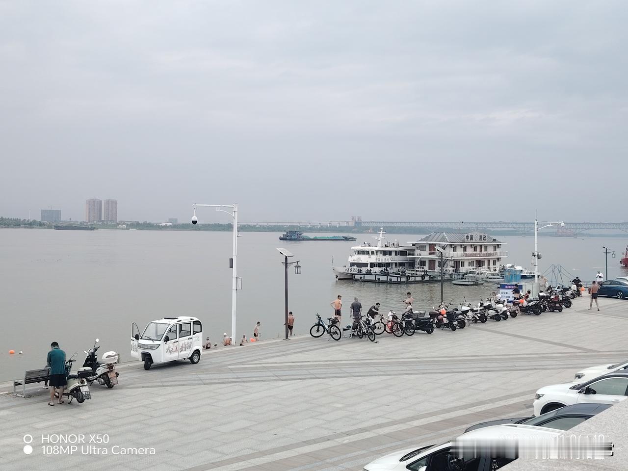 我的世界杯记忆长江岸边晨练游泳