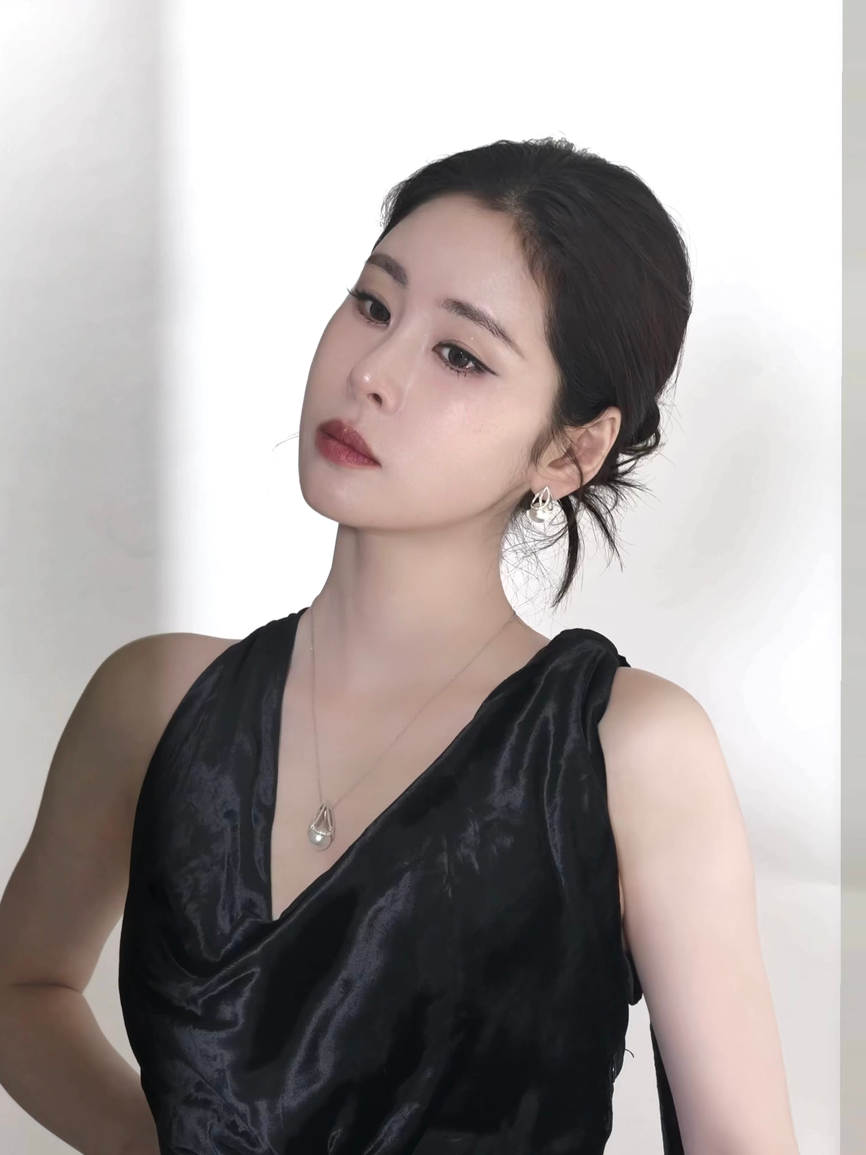 张碧晨 亮相Mikimoto L’éclat御木本高珠展造型预告，身穿Alexa