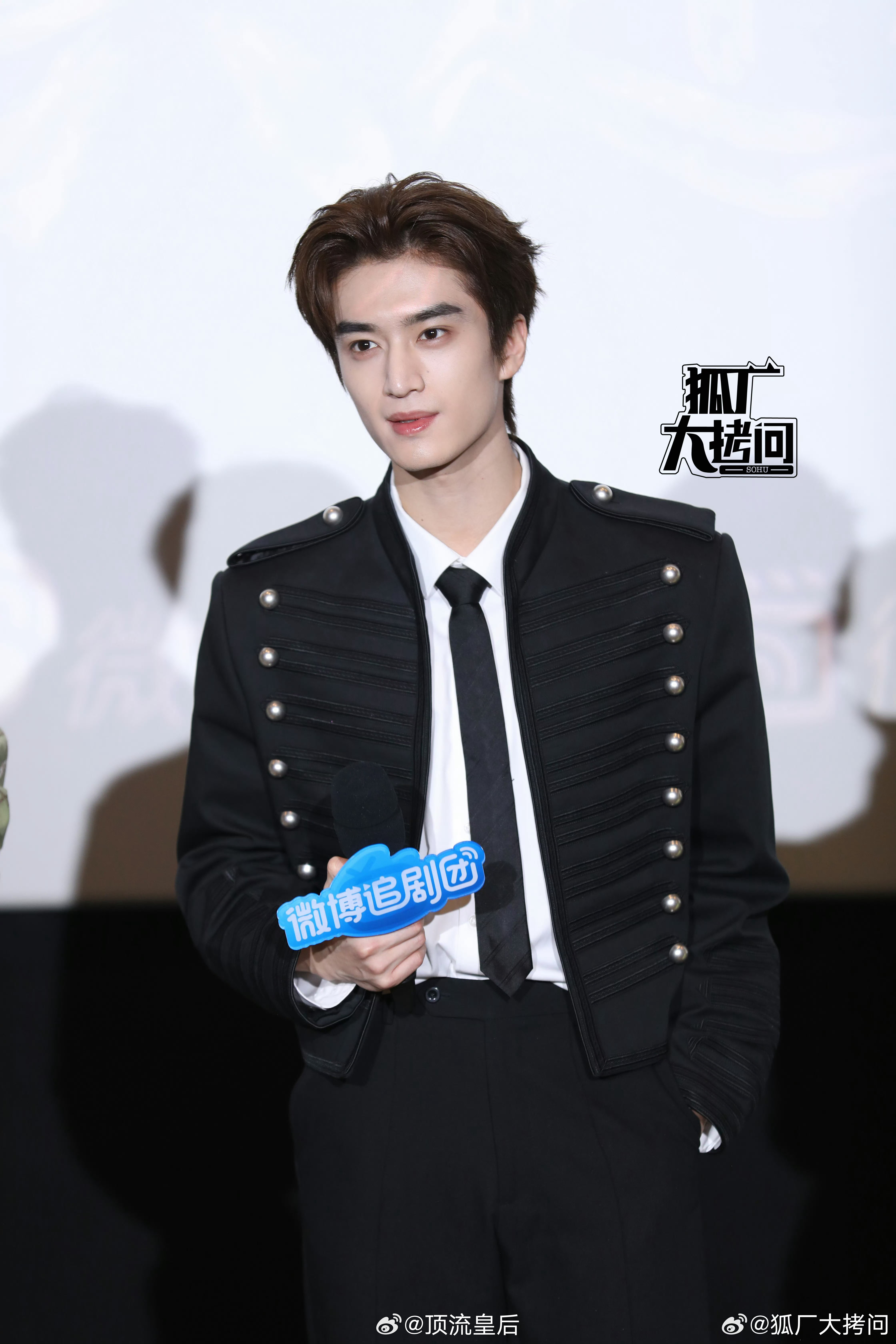 冰湖重生线下追剧团李昀锐、黄杨钿甜、张康乐生图状态都很能打，剧好看吗？看到拷打质