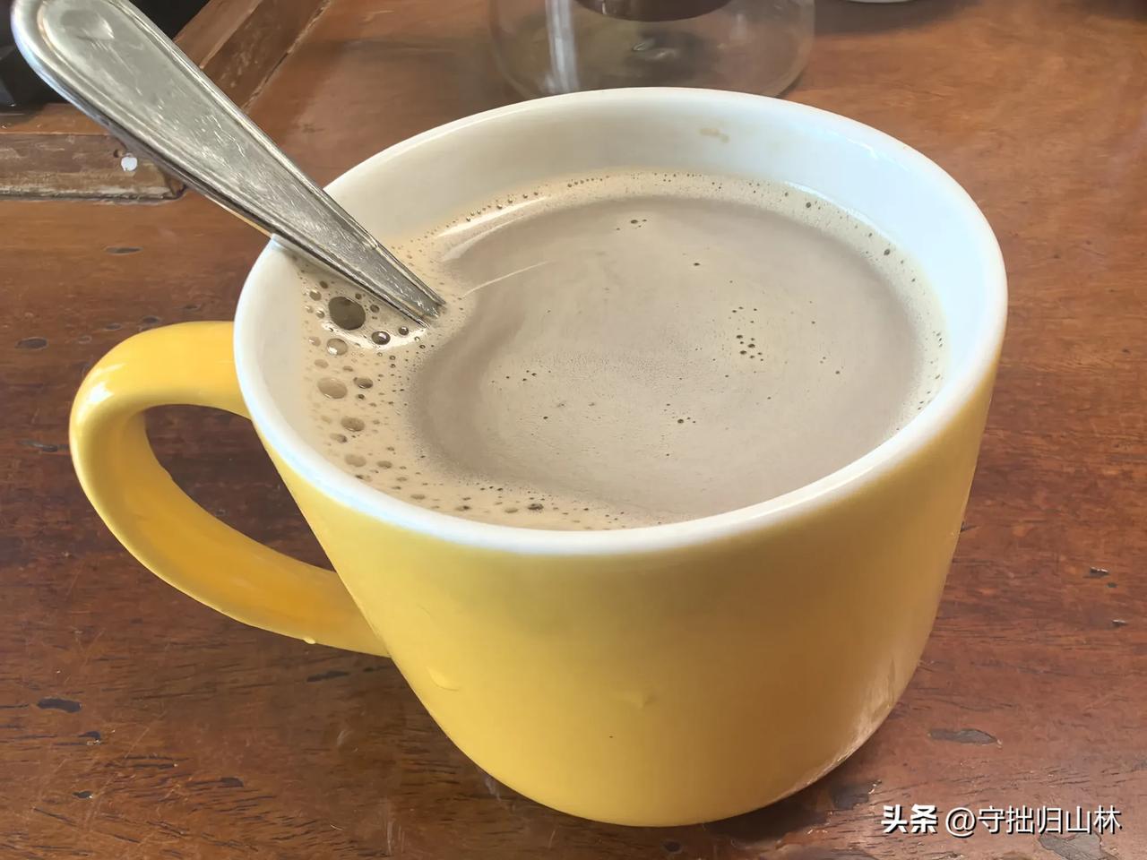 昨夜羊城，暴雨彻宵未歇。电闪裂夜幕，惊雷贯长空，狂风裹挟骤雨奔突，势如万马驰骤。