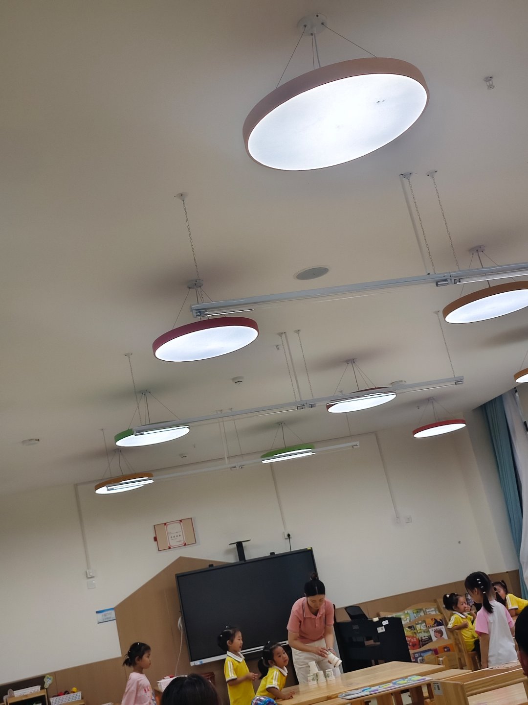来看我侄女上半天课，幼儿园真有意思啊