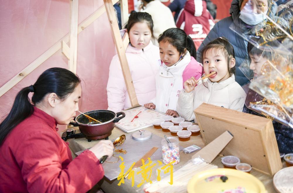 “骏马迎春”非遗市集火热开集，泉城年味别样浓！随着春节的临近，泉城的喜庆气氛更加